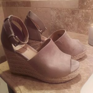 Open-toed espadrilles